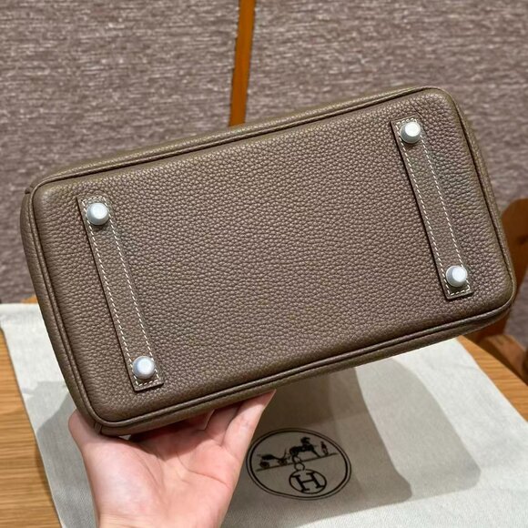 Classic Hermes Bag: A Stylish and Versatile Choice for Elegance - Picture 4 of 6